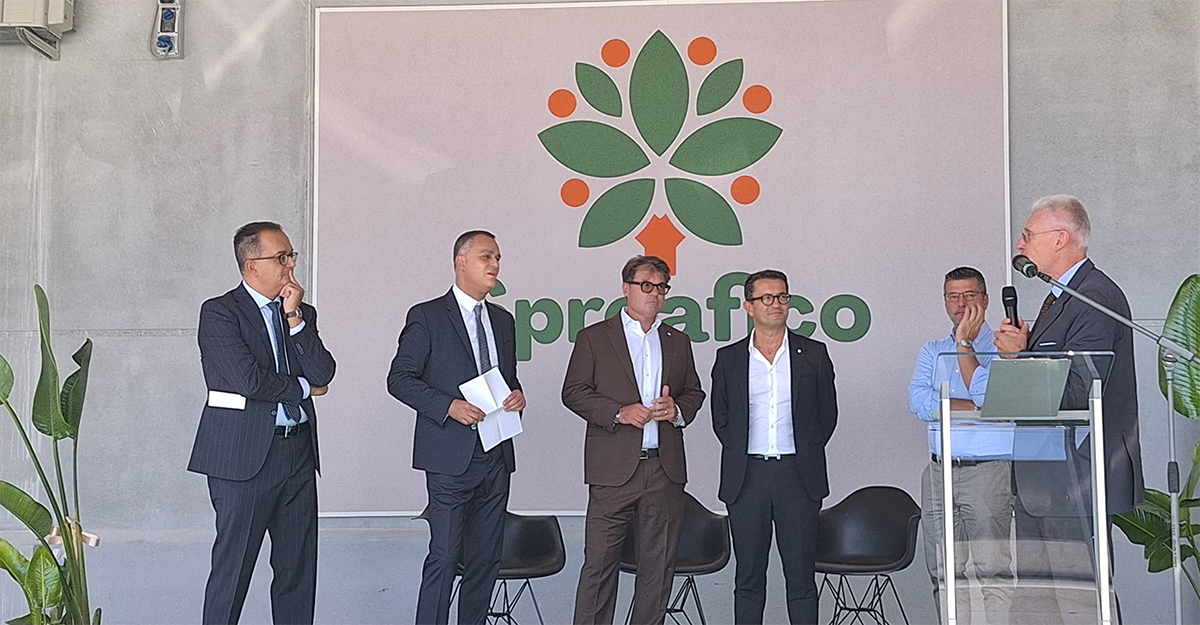 Nella foto da sinistra: Raffaele e Mauro Spreafico, Giovanni Casiraghi, Cesare e Simone Spreafico e il nostro direttore Roberto Della Casa